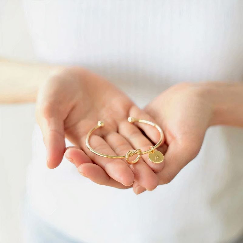 Bracelet jonc avec médaille