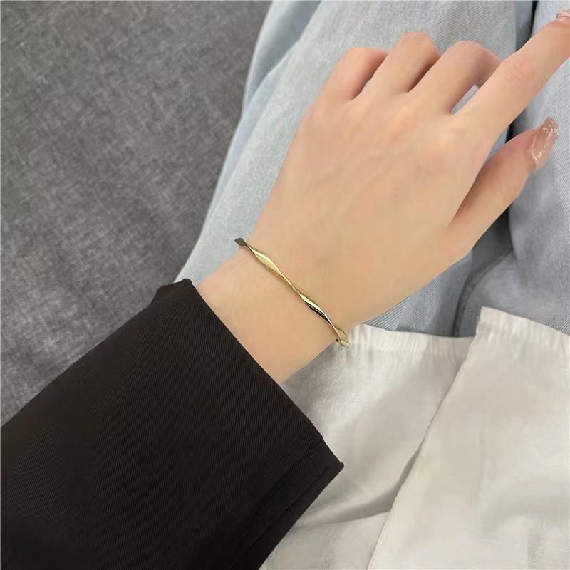 Bracelet jonc torsadé doré